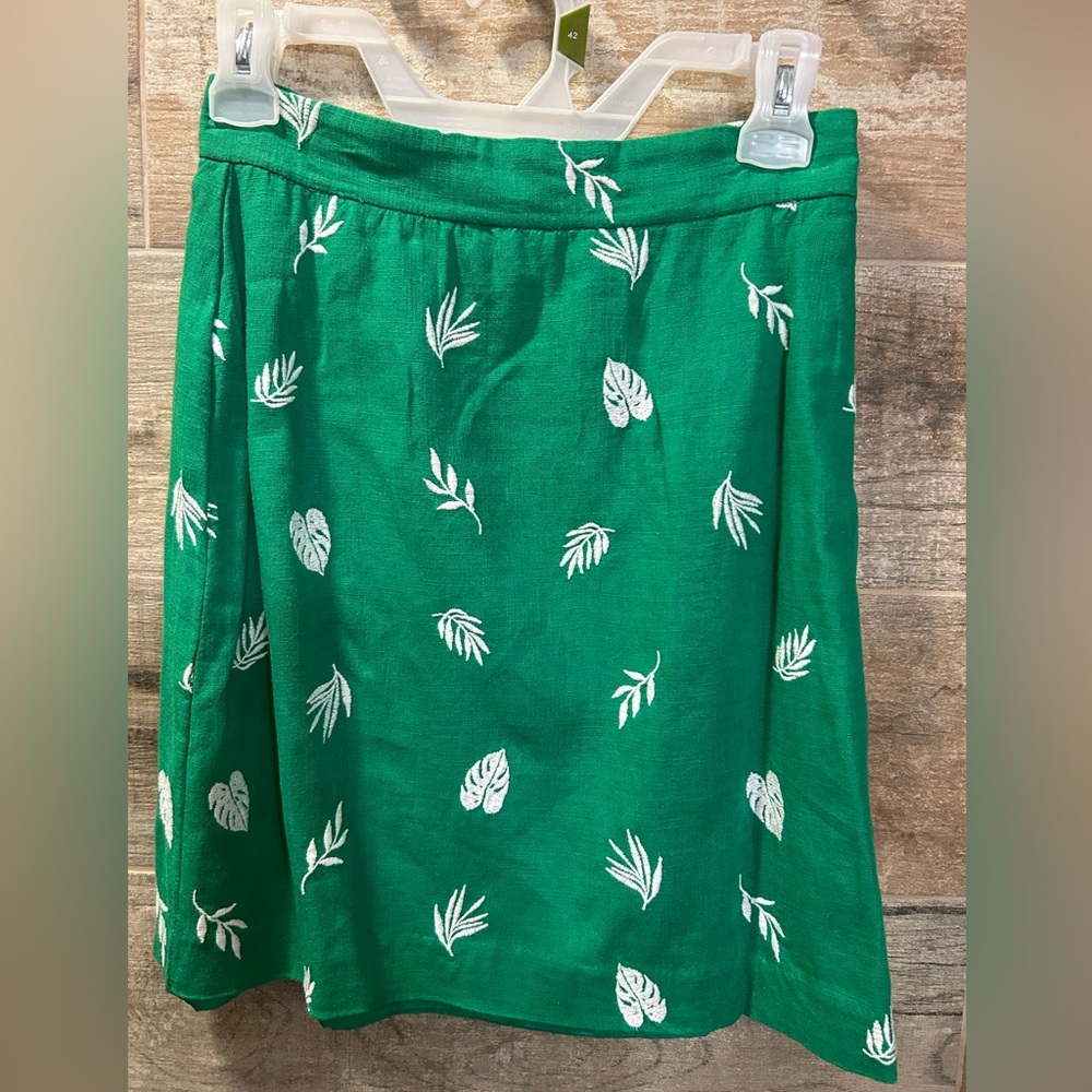 Ann Taylor Green with White Embroidered Flowers Skirt